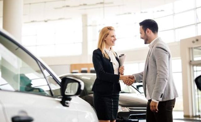 How mauch does a car salesman makes